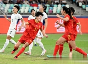 胜负未定！女足比赛临场演绎激烈对抗