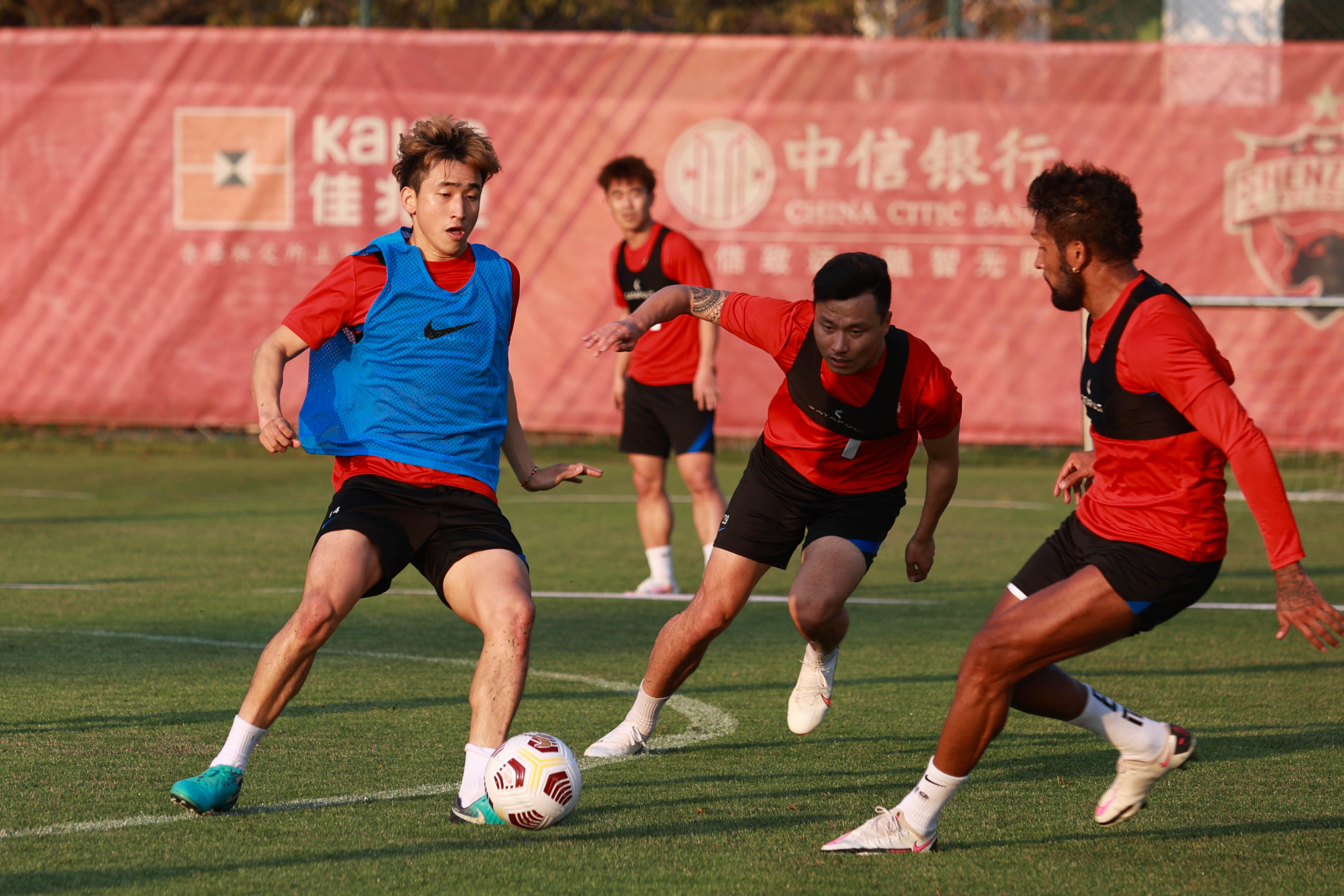 深圳佳兆业队员在比赛中展现出出色技术 深圳佳兆业队员在比赛中展现出出色技术