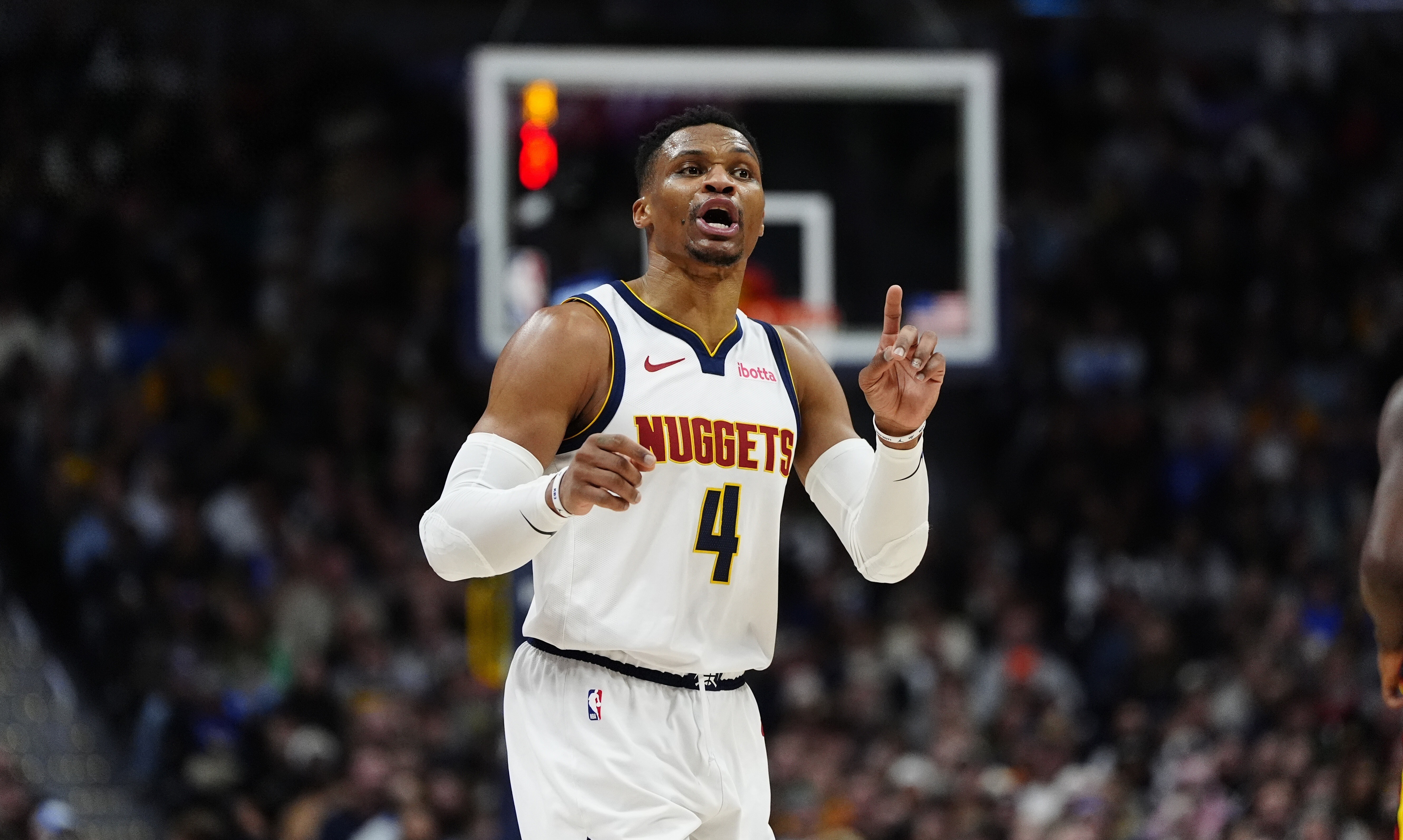 法国篮球明星在场上暴怒被罚出场 法国篮球明星在场上暴怒被罚出场