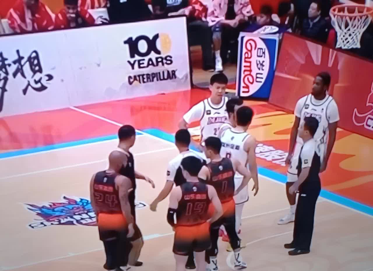 激烈对抗展现球队实力,球员拼搏精神可嘉的简单介绍 激烈对抗展现球队实力,球员拼搏精神可嘉的简单介绍