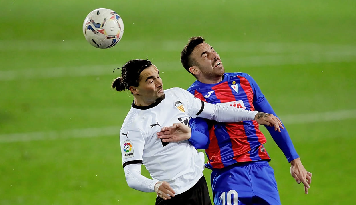 瓦伦西亚门将关键扑点,帮助球队击败对手 瓦伦西亚门将关键扑点,帮助球队击败对手