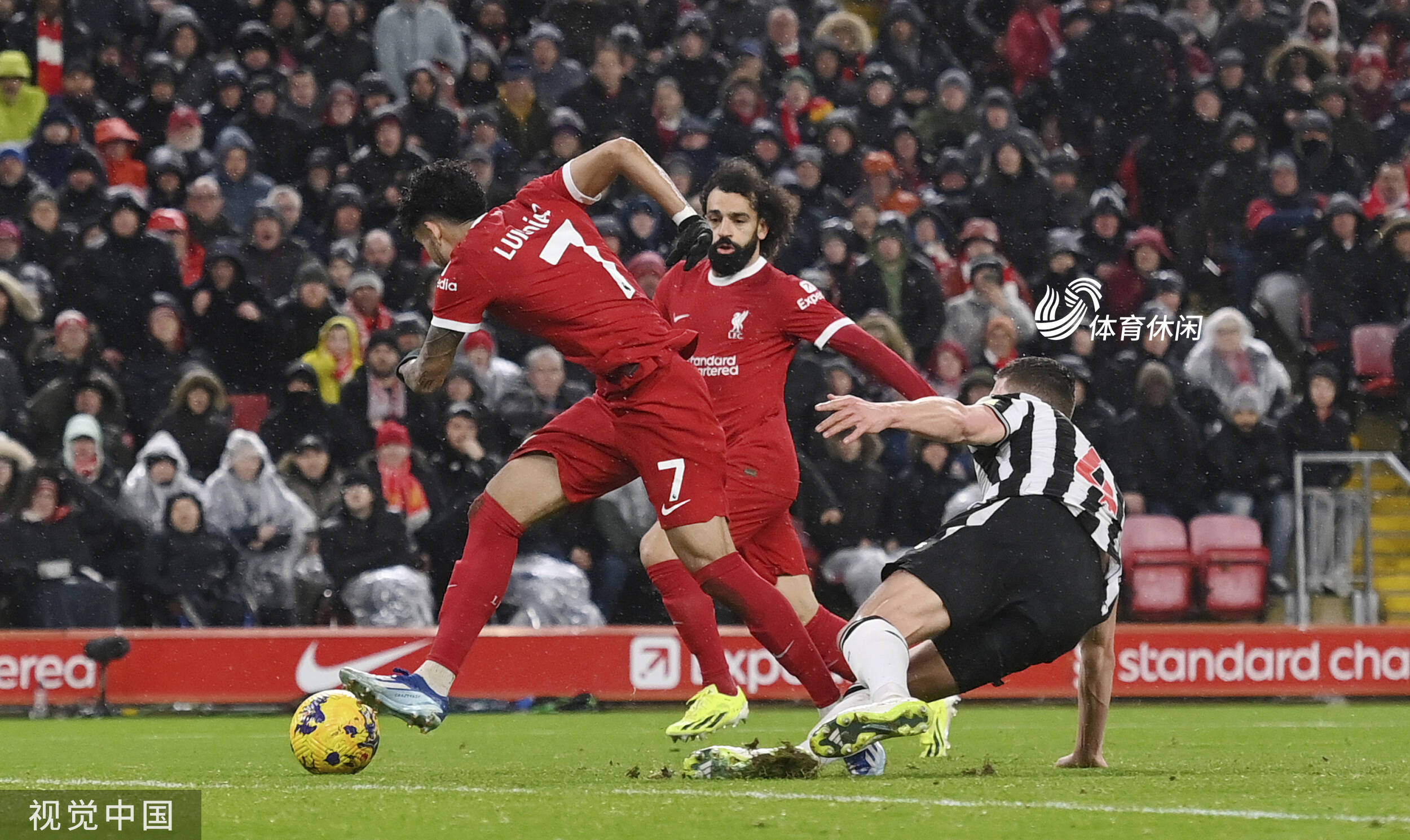 利物浦球员进球破门,帮助球队晋级 利物浦球员进球破门,帮助球队晋级