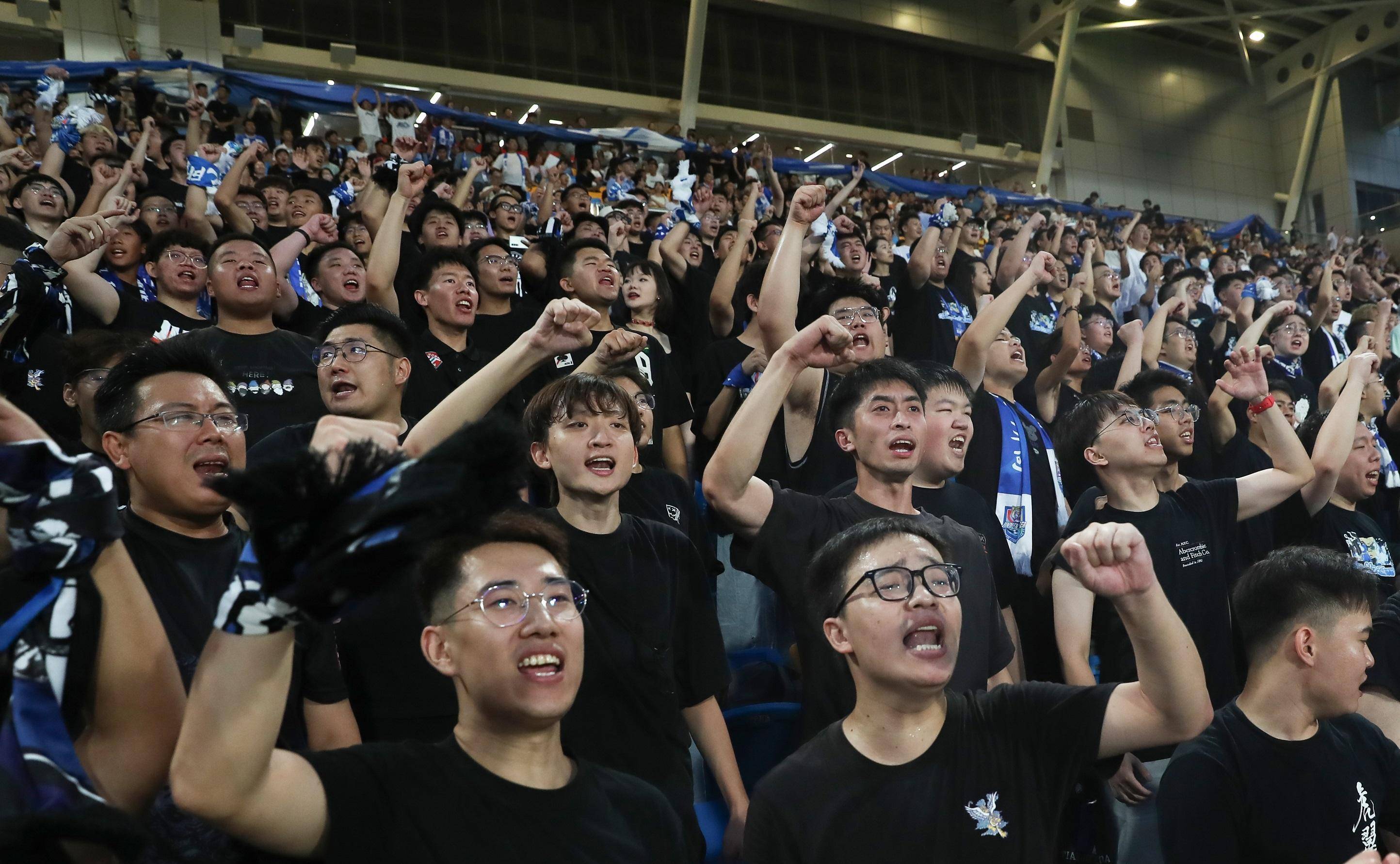 赛场上的激烈对抗,球迷欢呼声不断 赛场上的激烈对抗,球迷欢呼声不断