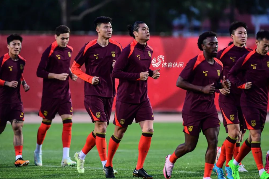 队员们全力以赴,为胜利拼尽全力 队员们全力以赴,为胜利拼尽全力