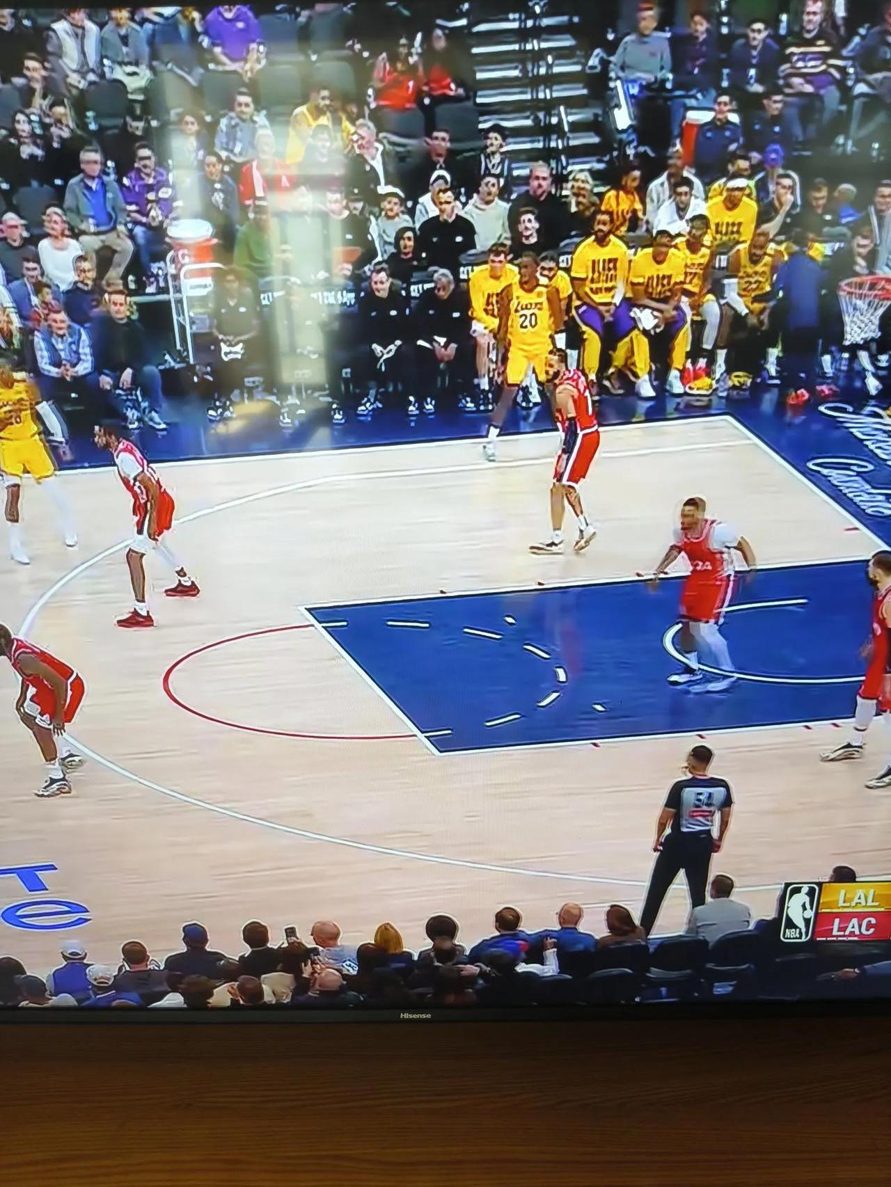 湖人队员探讨球场策略,为下场比赛作准备的简单介绍 湖人队员探讨球场策略,为下场比赛作准备的简单介绍