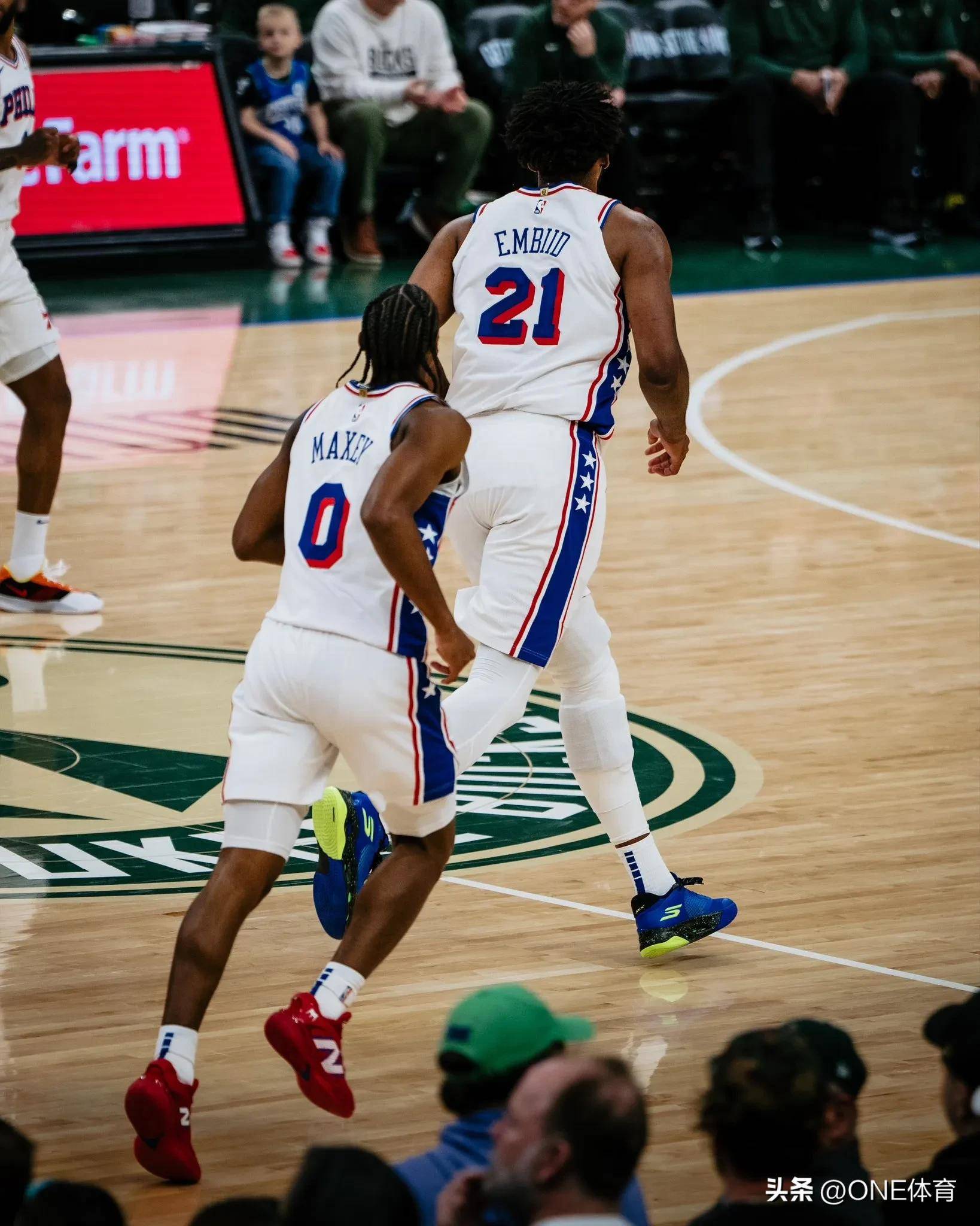 76人反超晋级成功,夺得比赛胜利 76人反超晋级成功,夺得比赛胜利