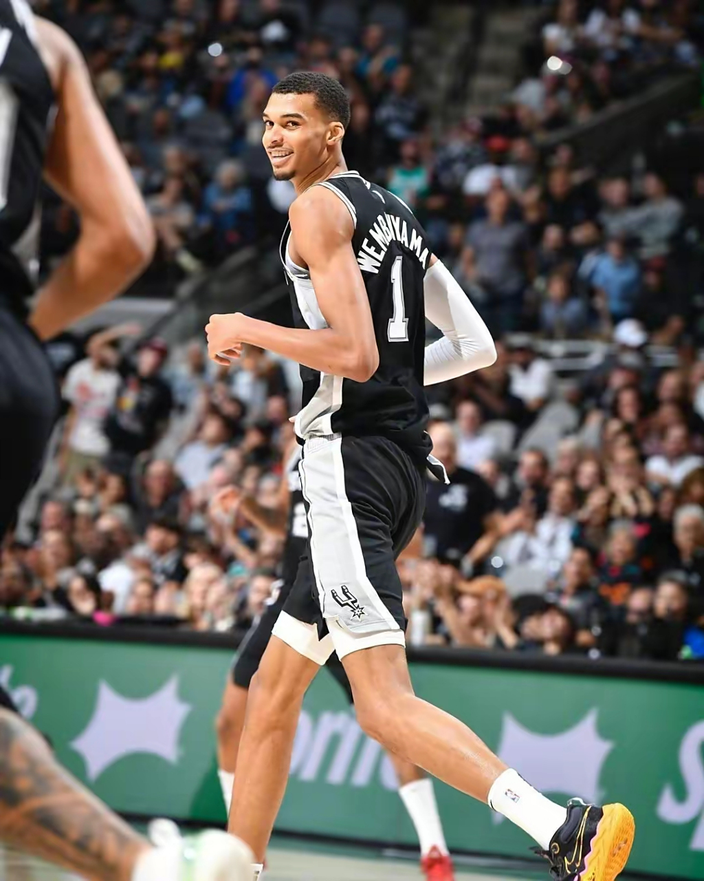 雄鹿再胜马刺,霸气十足 雄鹿再胜马刺,霸气十足