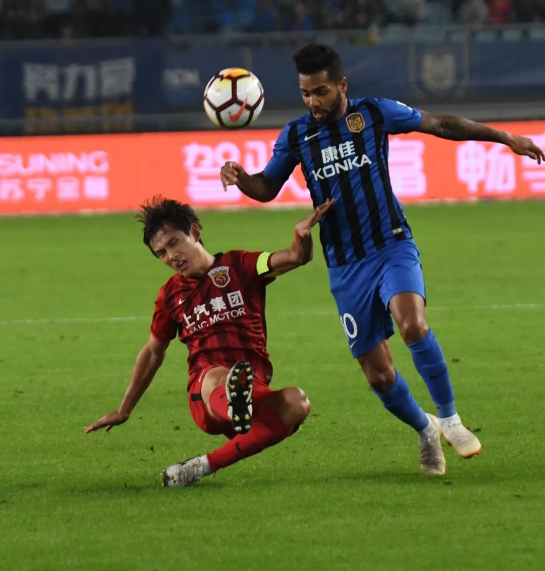 上港客场逼平苏宁，保持不败